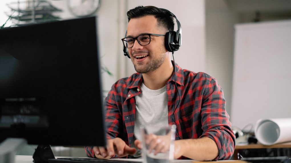 Hybrid Phone Solutions 2 AdobeStock 324191550